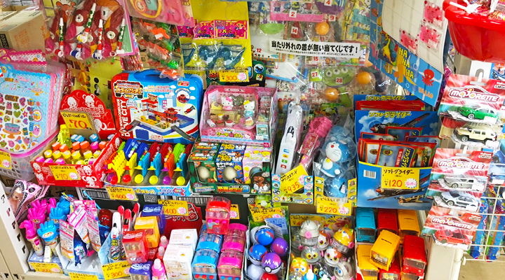 駄菓子や玩具の数千種類以上の写真